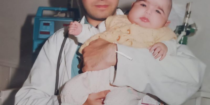 Genç Zayıf ve Saçlı Doktor
